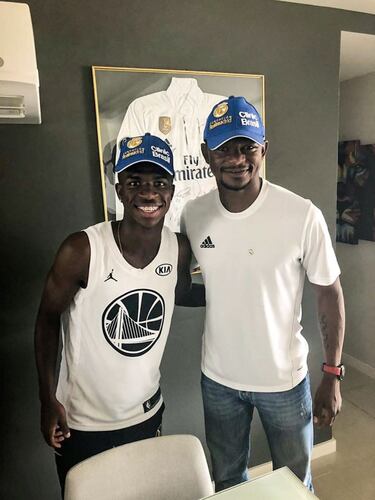 Zaguero brasileño que llegó procedente del Valladolid en 1999, pero sólo estuvo una temporada de blanco antes de iniciar una carrera por diferentes equipos europeos y americanos: jugó en el Milan, Olympiacos, Dinamo de Bucarest, Bolton... Tras colgar las botas se reconvirtió en entrenador: ha dirigido al Cristo Atlético de Palencia y al Olimpia de Donetsk ucraniano. En este último estuvo apenas un mes en el cargo: cuatro derrotas en cuatro partidos le condenaron. Jugó nueve encuentros en esta Champions.