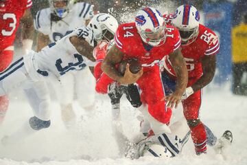 El New Era Field de Buffalo se pintó de blanco con la espectacular nevada que cayó en el juego entre los Indianapolis Colts y los Buffalo Bills. El juego terminó 13-7 en favor de los Bills. La temperatura estaba en -2 grados centígrados con vientos de 29 kilómetros por hora.