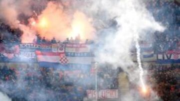 Bengalas cayendo del Croacia-Italia.