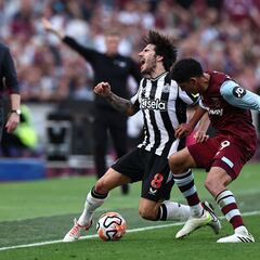 Edson Álvarez cometió un error en el West Ham vs Newcastle