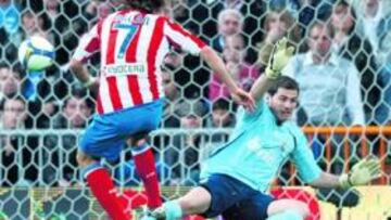 <b>JUGADA MORTAL. </b>La contra del Atlético hizo que Forlán se plantara ante Casillas. Fue el 0-1.