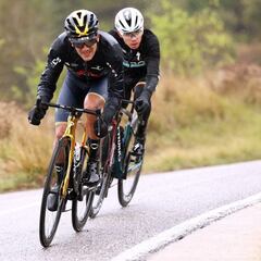 Higuita y Carapaz se reparten el botín en una etapa de fábula