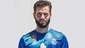 Nacho Fern&aacute;ndez posando con la tercera equipaci&oacute;n. 