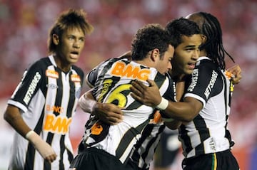 Kardec, celebrando un gol del Santos con Juan, Arouca y Neymar.