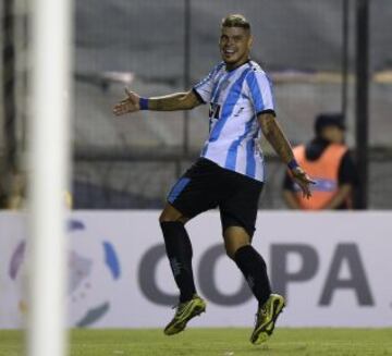 Gustavo Bou aprovechó un error de la zaga del Puebla para marcar el tanto que clasificó al Racing de Avellaneda a la fase de grupos de la Copa Libertadores 2016.