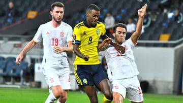 Alexander Isaak (Real Sociedad) se va de Eric Garc&iacute;a (FC Barcelona) y Aymeric Laporte (Manchester City) en el Suecia 2 - 1 Espa&ntilde;a en el Friends Arena de Oslo