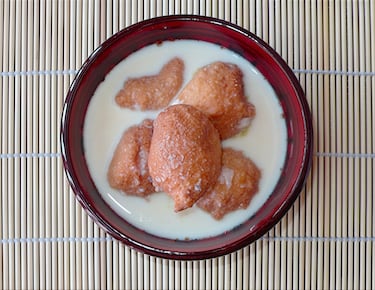 Este dulce es típico de Extremadura durante la Semana Santa y también se llaman 'Sapillos'o 'Repápalos'. Consiste en una masa frita de huevos, pan, azúcar y canela y posteriormente empapada (como si de una sopa se tratara) en una infusión de leche, canela y piel de naranja y limón.