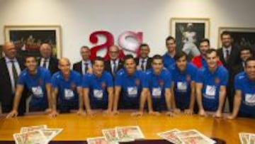 LA SELECCI&Oacute;N. De izda. a dcha.: Enric Torner, Pedro Gil, Toni P&eacute;rez, Jordi Adroher, Marc Gual, Jordi Bargall&oacute;, Xavi Barroso y &#039;Jepi&#039; Selva. Detr&aacute;s, Carles Grau y Sergi Fern&aacute;ndez.