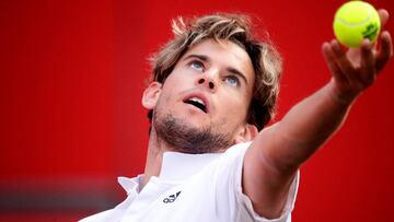 Dominic Thiem realiza un saque durante su partido ante Matteo Berrettini en el torneo de exhibición Bett1ACES de Berlín.