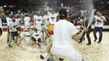 Llull celebra la Euroliga con sus compañeros.