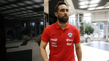 Claudio Bravo abandonó la concentración de Chile