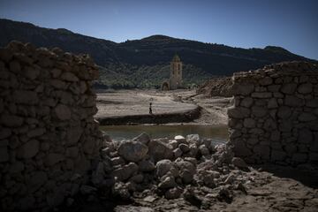 La gran sequía que sufre toda la península ha dejado al descubierto algunos tesoros. En el pantano de Sau, que ahora está al 30% de su capacidad, ha emergido el antiguo pueblo sepultado de Sant Romà que quedó inundado tras la construcción del pantano en 1963.