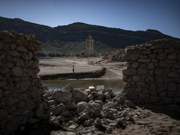 La gran sequía que sufre toda la península ha dejado al descubierto algunos tesoros. En el pantano de Sau, que ahora está al 30% de su capacidad, ha emergido el antiguo pueblo sepultado de Sant Romà que quedó inundado tras la construcción del pantano en 1963.