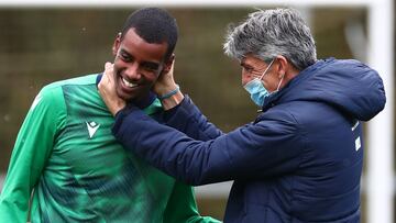 Imanol Alguacil bromea con Isak durante un entrenamiento de la Real.