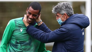 Imanol Alguacil bromea con Isak durante un entrenamiento de la Real.