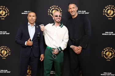 Iván Ramiro Córdoba, J Balvin y Marco Materazzi, una combinación llamativa en la final de la Copa Mundial de Clubes FIFA 2025.  (Michael Loccisano/Getty Images/AFP)
