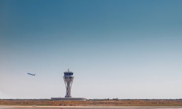 Primer aeropuerto en extensin y trfico de Catalu?a y el segundo aeropuerto con mayor trfico de Espa?a detrs del Aeropuerto Adolfo Surez Madrid-Barajas. Situado en la posicin 89? a nivel global.