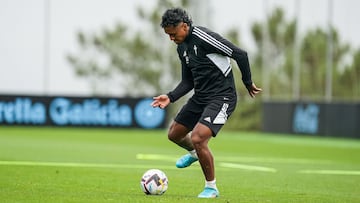 Renato Tapia golpea el balón durante un entrenamiento del Celta.