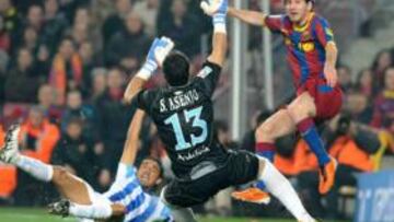 <b>NO FUE GOL. </b>Messi se quedó sin marcar. En esta ocasión, se adelantó a Weligton y consiguió centrar el balón por encima de Asenjo, pero nadie remató la jugada.