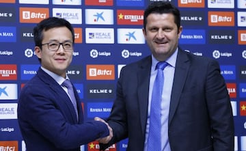 Mao Ye, CEO del Espanyol, y Domingo Catoira, director deportivo.