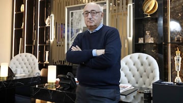 Barnett, posando ayer para este periódico en la mesa de su despacho de Londres.