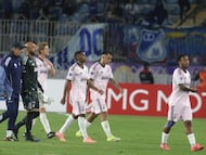 This handout picture released by Photosport shows Millonarios players leaving the pitch after losing the Copa Sudamericana group stage football match between Chile's O'Higgins and Colombia's Millonarios at the Codelco El Teniente stadium in Rancagua, Chile, on April 7, 2026. (Photo by Jorge LOYOLA / PHOTOSPORT / AFP) / - Chile OUT / RESTRICTED TO EDITORIAL USE - MANDATORY CREDIT "AFP PHOTO / PHOTOSPORT" - NO MARKETING - NO ADVERTISING CAMPAIGNS - DISTRIBUTED AS A SERVICE TO CLIENTS