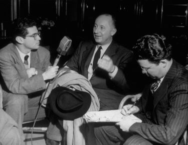 Christian Dior (1905-1957) fue un influyente diseñador de moda francés, fundador de la firma de moda que lleva su nombre, que se ha convertido en una de las mejores marcas de artículos de lujo más representativas del último siglo. Después de su muerte, la casa Dior ha continuado su actividad con otros diseñadores de gran renombre como: Yves Saint Laurent, John Galliano o Maria Grazia Chiuri, actual Directora Creativa de Dior.