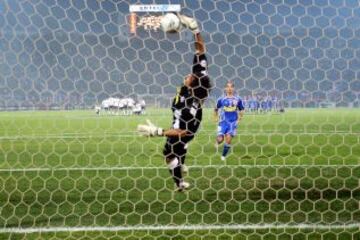 Claudio Bravo destacó en la final del Apertura 2006, tras la notable atajada de penal a Mayer Candelo de la Universidad de Chile