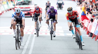 El ciclista neerlandés, Wouter Poels, entrando en meta como ganador de la etapa. 
 