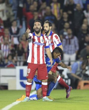 El centrocampista turco del Atlético de Madrid Arda Turan (i) durante el partido de la novena jornada de liga de Primera División, disputado esta tarde en el Coliseum Alfonso Pérez de Getafe.