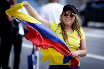 Los hinchas colombianos entregan toda su alegría en forma de apoyo a la Selección Colombia a las afueras del estadio de Sao Paulo, el gigante de Morumbí.