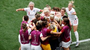 Soccer Football - Women&#039;s World Cup - Group D - England v Scotland - Allianz Riviera, Nice, France - June 9, 2019  England&#039;s Nikita Parris celebrates scoring their first goal from the penalty spot with team mates    REUTERS/Jean-Paul Pelissier