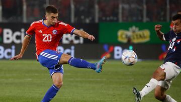 El jugador de Chile, Guillermo Soto, es fotografiado durante el partido amistoso contra Paraguay disputado en el estadio Monumental en Santiago, Chile.