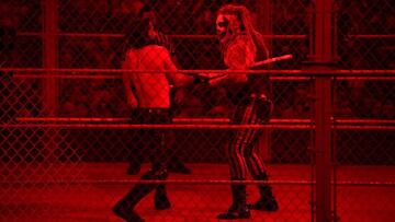 Seth Rollins y Bray Wyatt durante su combate en Hell in a Cell 2019.