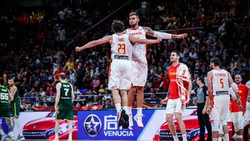 Sergio Llull y Willy Hernang&oacute;mez celebran una canasta.