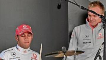 <b>BUEN ROLLO. </b>Lewis y Heikki, ayer en un evento de Mercedes.