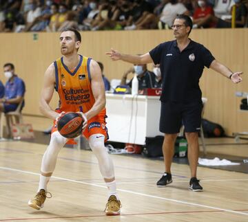 El hijo pródigo vuelve a casa (firma por tres temporadas). Claver (33 años y 2,08) abandonó Valencia, equipo en el que se formó, en 2012 rumbo a la NBA (Portland Trail Blazers). Después de ser cortado por los Nuggets, regresó a Europa para jugar en Rusia (Khimki y Lokomotiv Kuban) antes de comprometerse con el Barça, su equipo las últimas cinco temporadas. Su último curso en la Ciudad Condal ha sido complicado: problemas en la fascia plantar que le obligaron a pasar por el quirófano y sin mucho peso en el equipo. 
