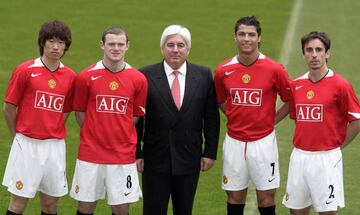Cristiano Ronaldo, Park Ji Sung, Neville y Rooney junto a Martin Sullivan, ejecutivo de AIG.