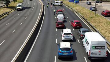 ---------- Forwarded message ---------
De: Jorge Lopez Ortega
Date: vie., 1 may. 2020 a las 14:09
Subject: Fotos control policial A42
To: Redactor Jefe Agencia EFE - Grafica
Buenos días.
Os paso por si son de utilidad varias fotos del control policial establecido hoy en el paseo de Santa María de la Cabeza dirección A42.
MADRID, 01/05/2020.- Varios vehículos esperan ante un control policial montado para evitar desplazamientos indebidos durante el puente del Primero de Mayo, este viernes en el Paseo de Santa María de la Cabeza, en dirección salida de Madrid hacia la A42. EFE/Jorge López