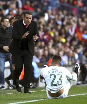 Rochina tendido en el suelo y Sandoval.