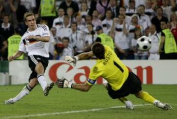 Alemania y Turquía se enfrentaron en la primera semifinal. Lahm puso fin a la heroica trayectoria turca en la Euro 2008 con su gol en los minutos finales del partido, con lo que los tricampeones pasaban a la gran final a la espera de un rival. En la imagen Lahm bate a Rustu.