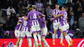 3-0. Gonzálo Plata celebra con sus compañeros el tercer tanto que anota en el minuto 72 de partido.