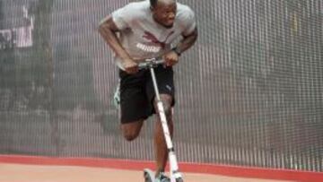 Usain Bolt, en patinete.