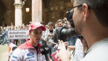 Andrea Dovizioso en un evento en la Piazza del Campo en Siena.