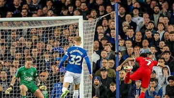 Liverpool (United Kingdom), 24/04/2024.- Luis Diaz of Liverpool (R) tries to score against goalkeeper Jordan Pickford of Everton (L) during the English Premier League soccer match of Everton FC against Liverpool FC, in Liverpool, Britain, 24 April 2024. (Jordania, Reino Unido) EFE/EPA/ADAM VAUGHAN EDITORIAL USE ONLY. No use with unauthorized audio, video, data, fixture lists, club/league logos, 'live' services or NFTs. Online in-match use limited to 120 images, no video emulation. No use in betting, games or single club/league/player publications.
