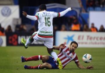 Brayan Angulo y Juanfran durante el partido de la trigésima jornada de Liga que se disputa esta noche en el estadio Vicente Calderón, en Madrid.
