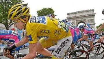 <b>EN PARÍS. </b>Contador, frente al Arco del triunfo en 2007.