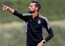 Arbeloa, de entrenar a DjMariiO en el primer equipo de YouTubers a ser el recambio de Xabi Alonso en el Real Madrid