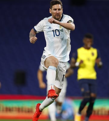 De esta manera los dirigidos por Lionel Scaloni inician con el pie derecho su camino rumbo a la Copa del Mundo y están empatados con Uruguay, que derrotó a Chile.