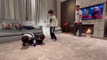 Messi juega con sus hijos al fútbol en la sala y ocurre una grave entrada